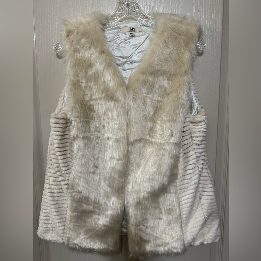 “Ya LOS ANGELES” FAUX FUR VEST, SIZE M/L, WHITE, HOOK & EYE FRONT CLOSURES.